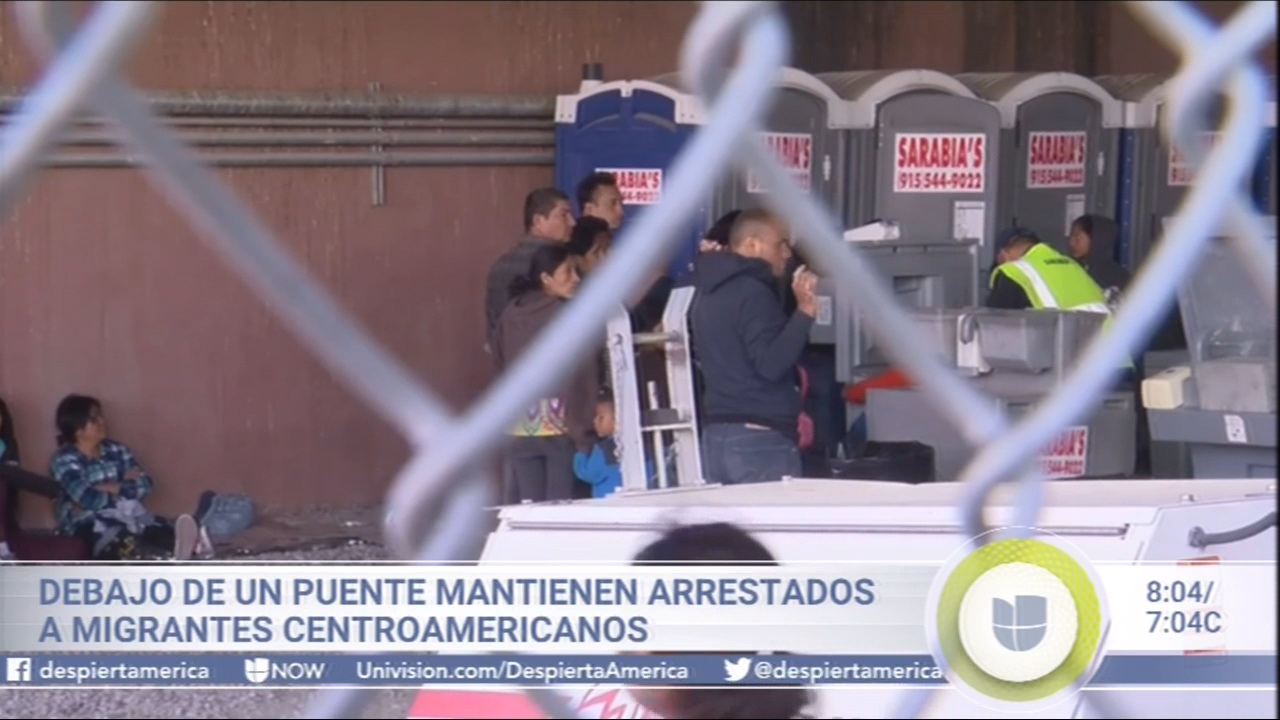 Debajo De Un Puente Mantienen Arrestados A Migrantes Centroamericanos