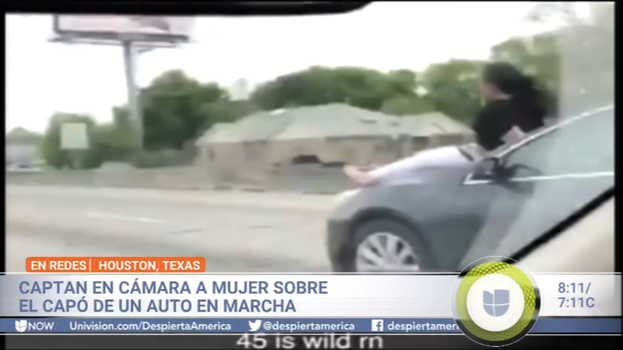 Captan En Cámara A Mujer Sobre El Capó De Un Auto En Marcha