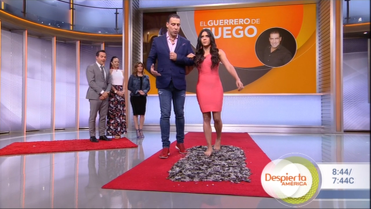 ¡INCREÍBLE! Francisca Lachapel Camino Sobre Vidrio