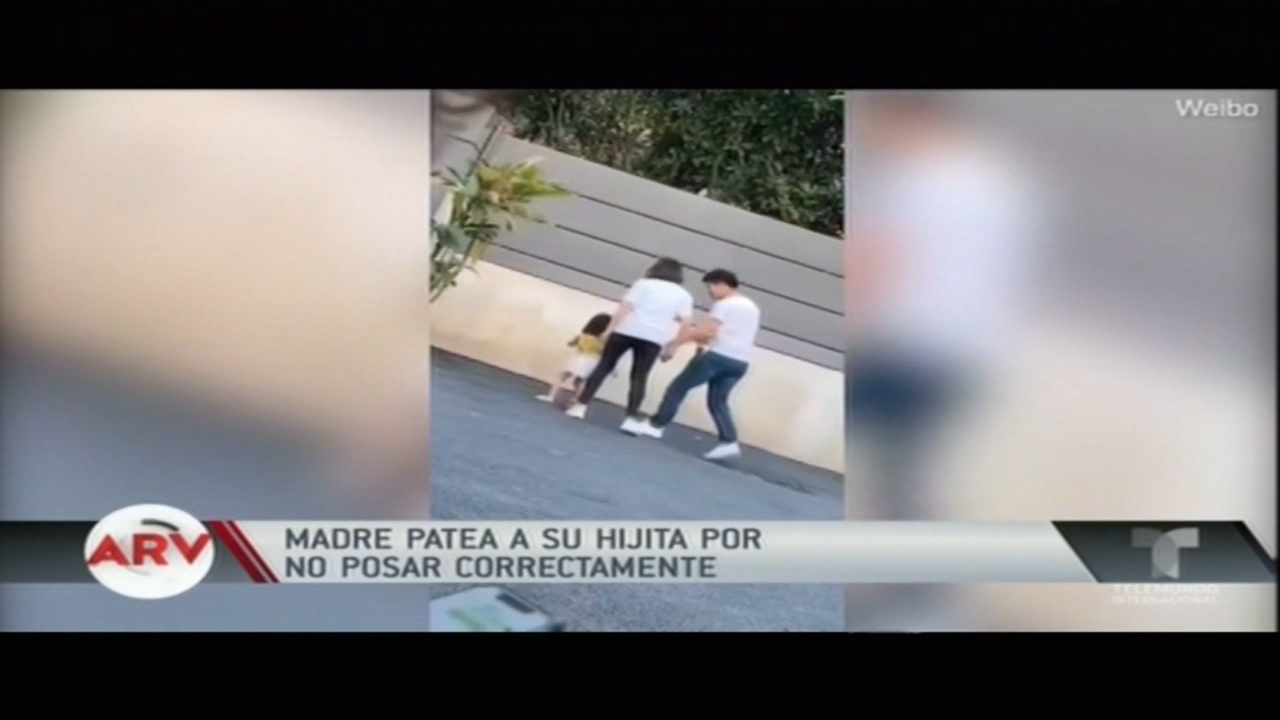 Madre Patea A Su Hijita Por No Posar Correctamente