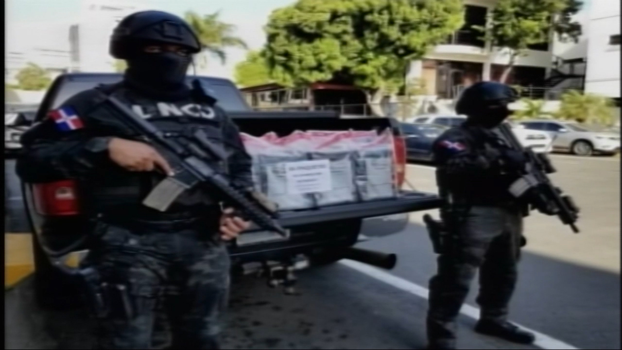 DNCD Decomisa 86 Paquetes Presumiblemente Cocaína En Santo Domingo