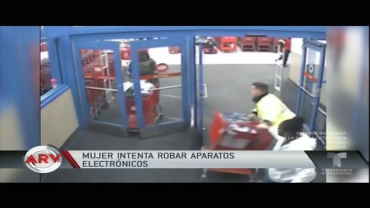 Mujer Intenta Robar Aparatos Electrónicos