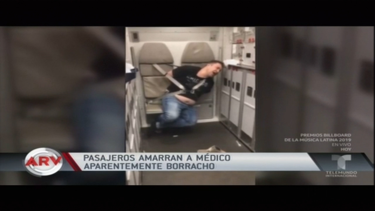Pasajeros Amarran A Médico Aparentemente Borracho