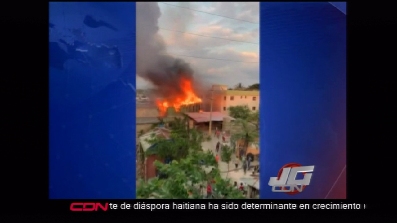Incendio En Una Fábrica De Ropa En El Sector Monte Rico Primero, Santiago