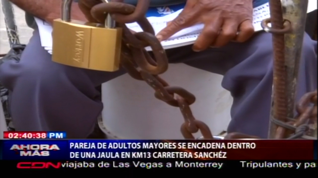 Pareja De Adultos Mayores Se Encadena Dentro De Una Jaula En KM13 Carretera Sánchez