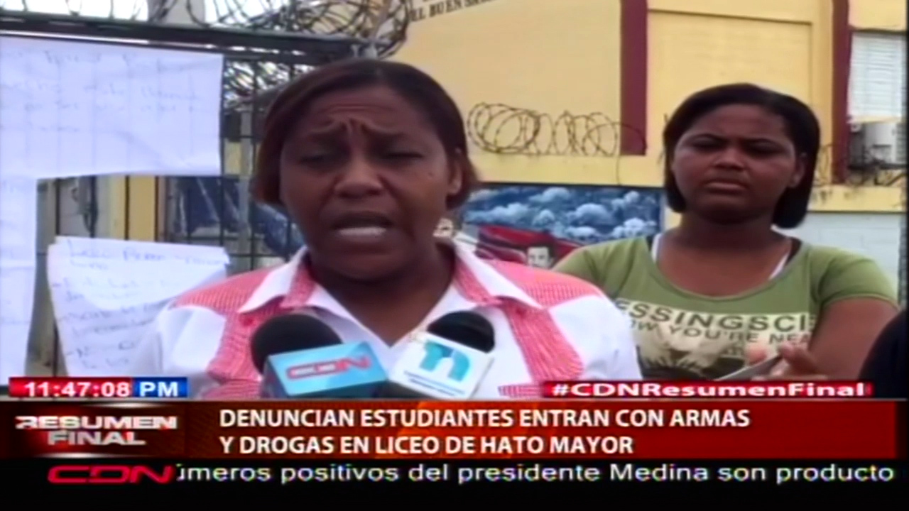 Sociedad De Padres Junto A La Junta De Vecino Cierran Liceo En Hato Mayor Porque Supuestamente Estudiantes Entran Con Armas Y Drogas