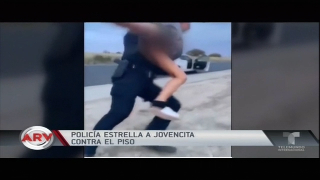 Policía Estrella A Jovencita Contra El Piso
