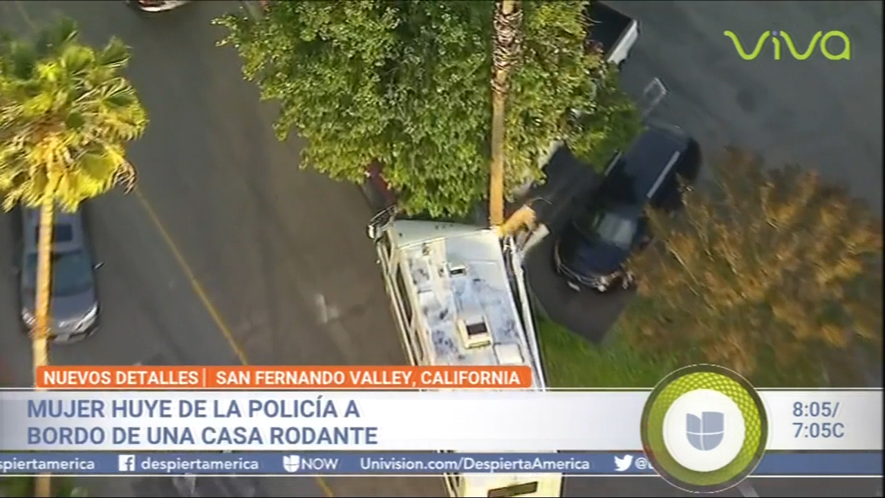 Mujer Huye De La Policia A Borde De Una Casa Rodante