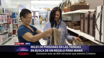 Miles De Personas En Las Tiendas En Busca De Un Regalo Para Mamá