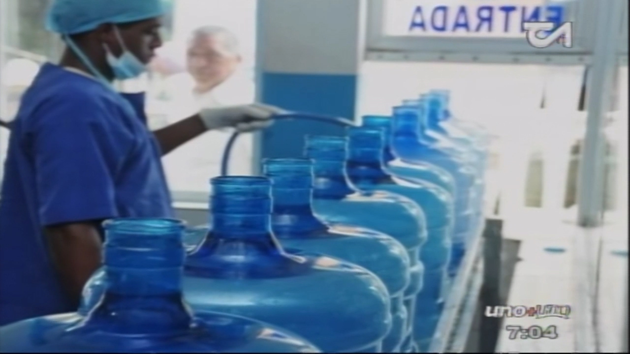 En Uno  Uno Autoridades Deben Dar Nombres De Las Companias Que Venden Agua Contaminada