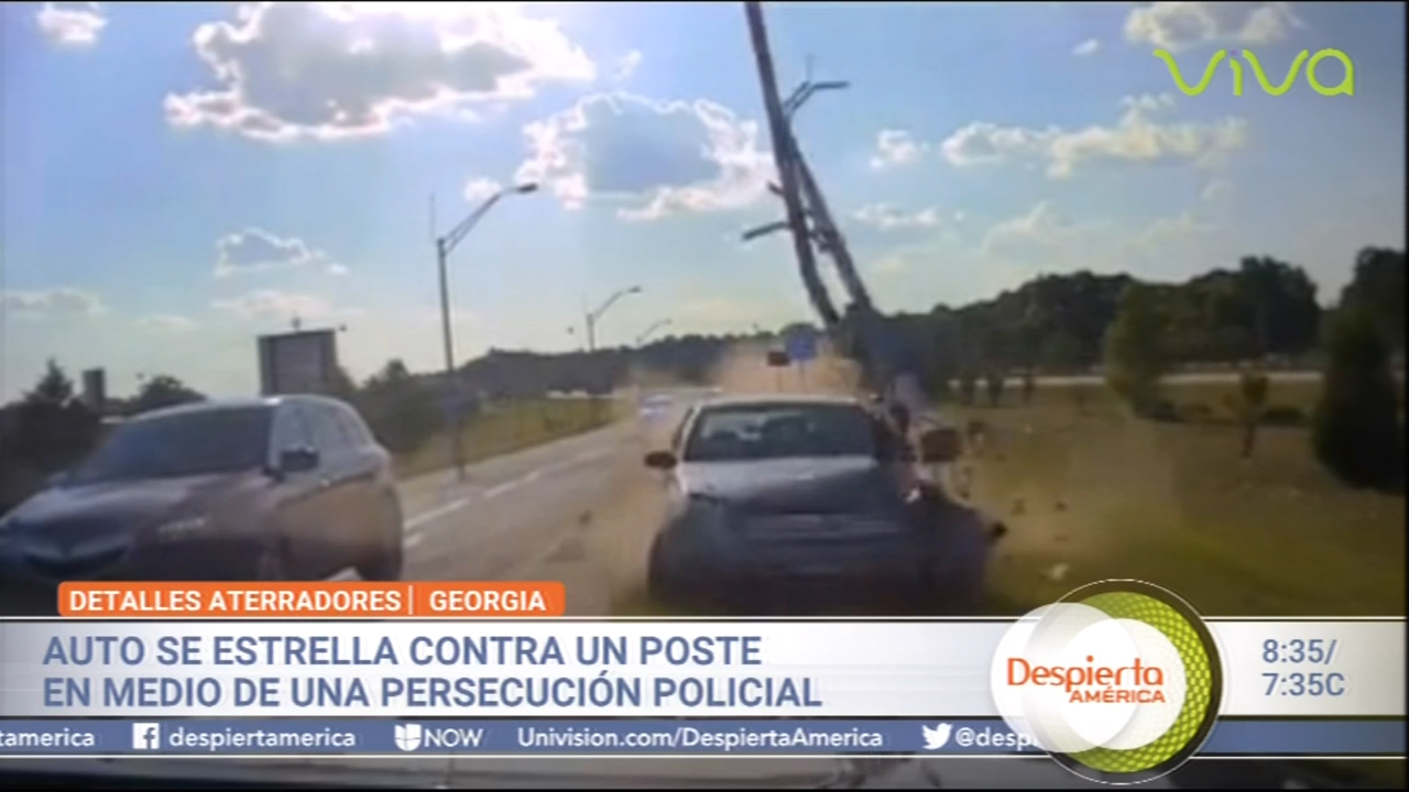 Auto Se Estrella Contra Un Poste En Medio De Una Persecución Policial