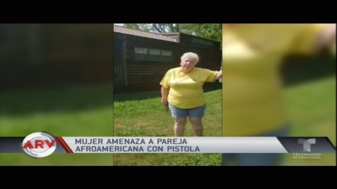 Mujer Amenaza A Pareja Afroamericana Con Pistola