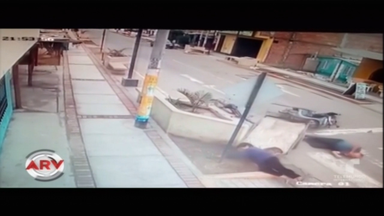 Una Mujer En Motocicleta Embistió A Un Anciano Y A Su Esposa Por Detrás En Perú