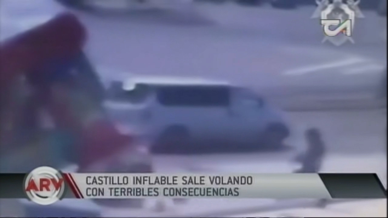 Castillo Infalible Sale Volando Con 5 Niños Dentro