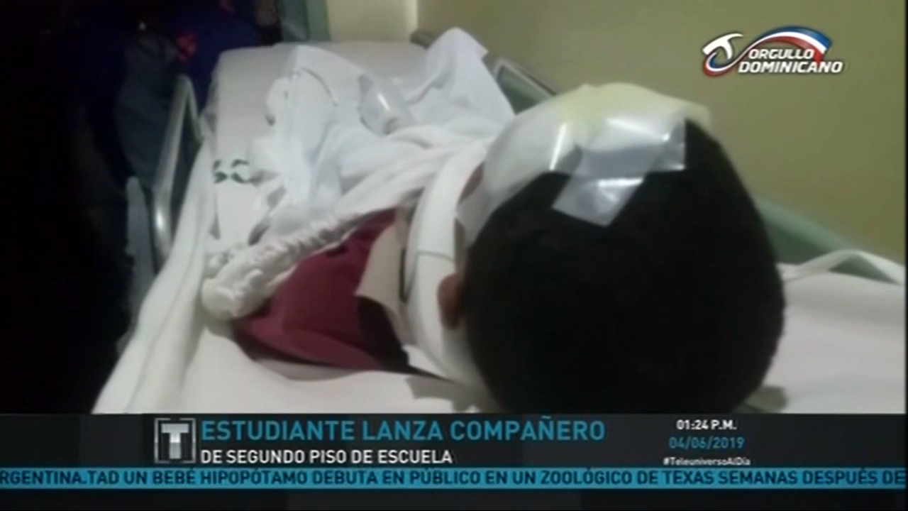 Estudiante Lanza Compañero De Segundo Piso De Escuela