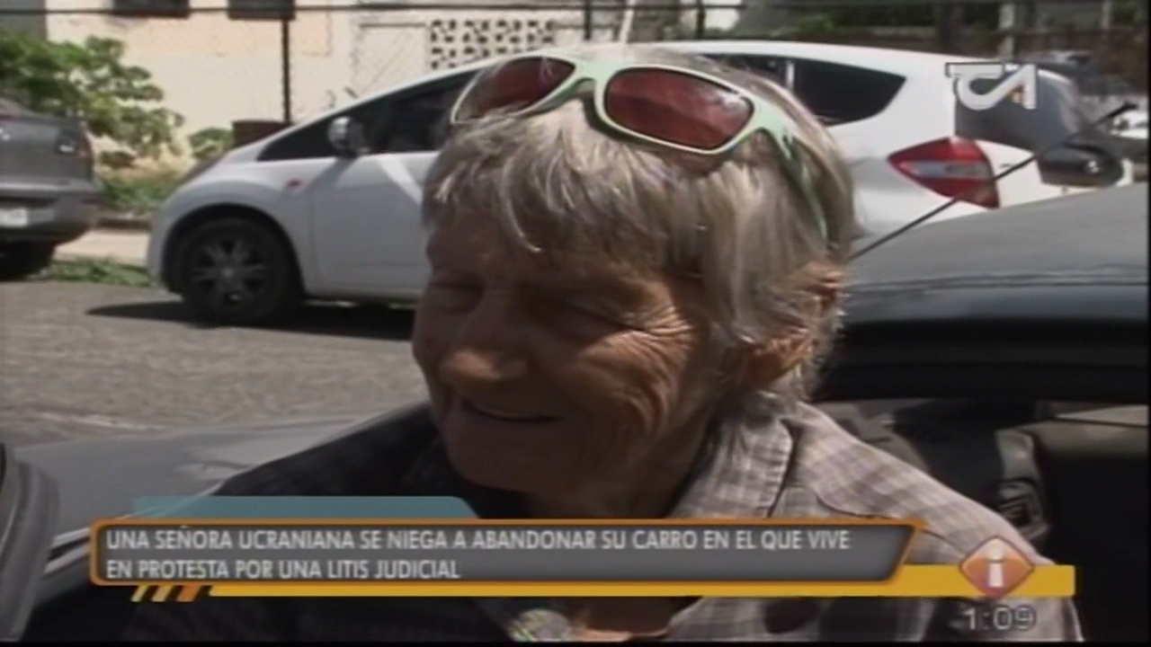 Una Señora Ucraniana Se Niega A Abandonar Su Carro En El Que Vive En Protesta Por Una Litis Judicial