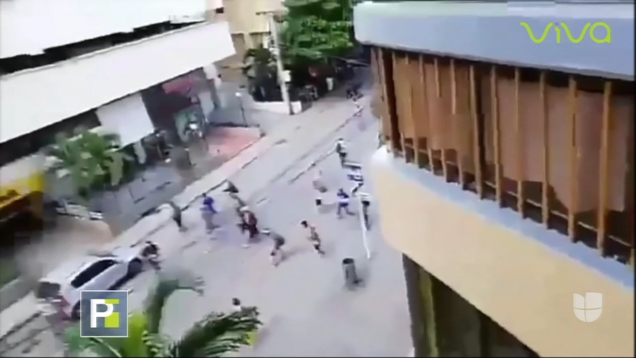 Brutal Golpiza Le Propinan Fanáticos De Fútbol A Una Joven