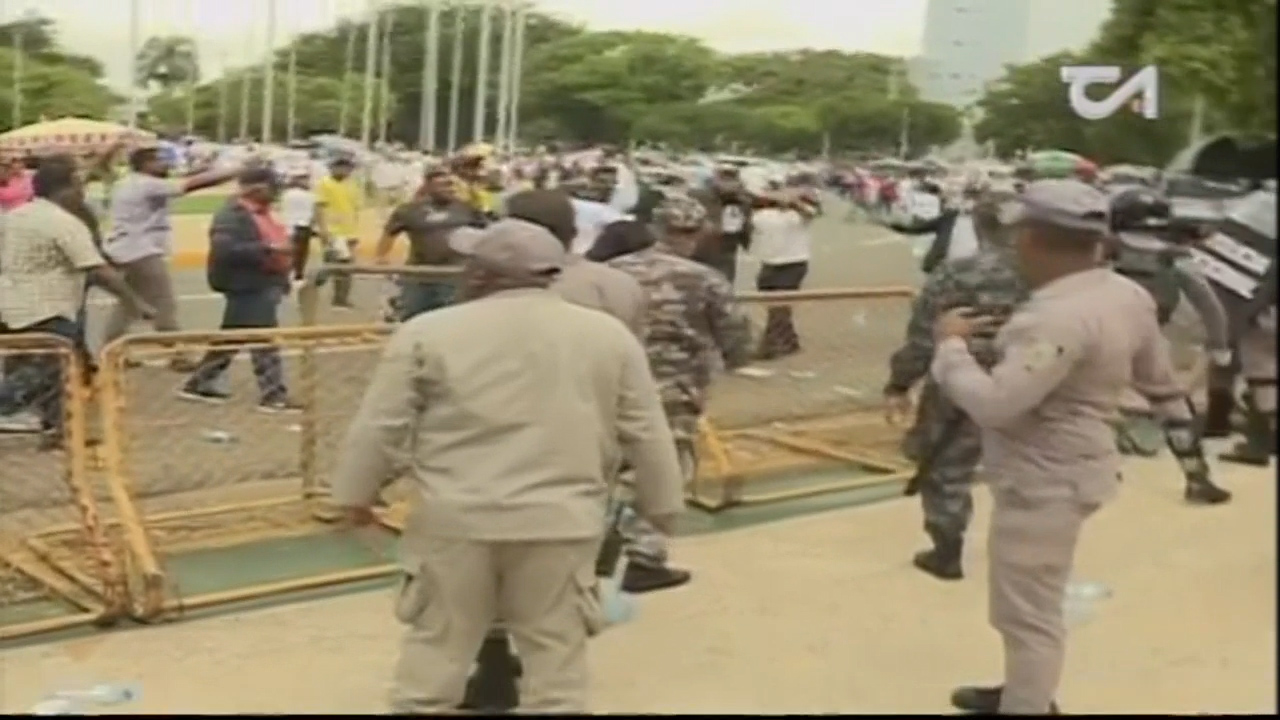 Estudiantes Y Autoridades Se Enfrentan Frente Al Congreso Nacional