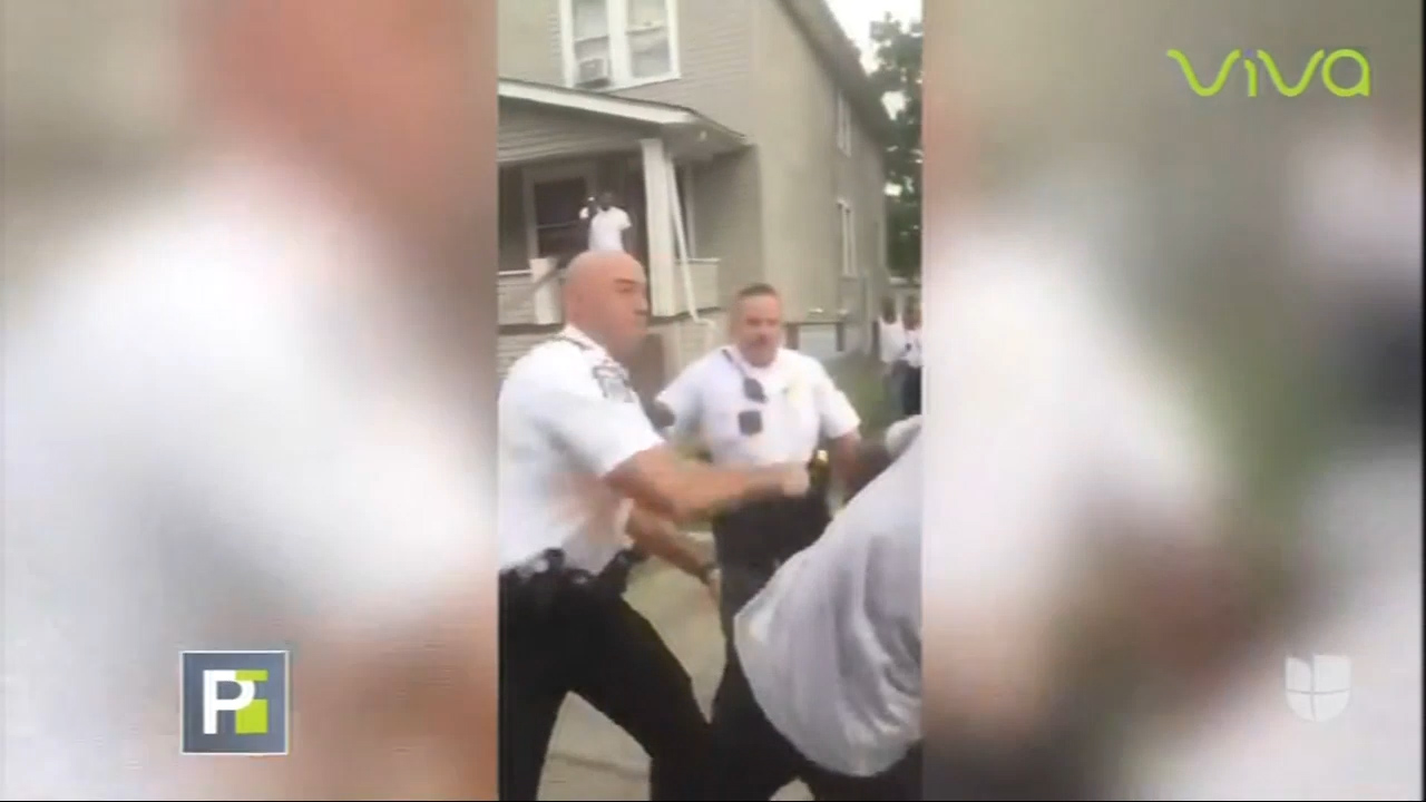 Oficial De Policía Le Da Tremenda Trompa A Un Hombre Acusado De Violencia Domestica