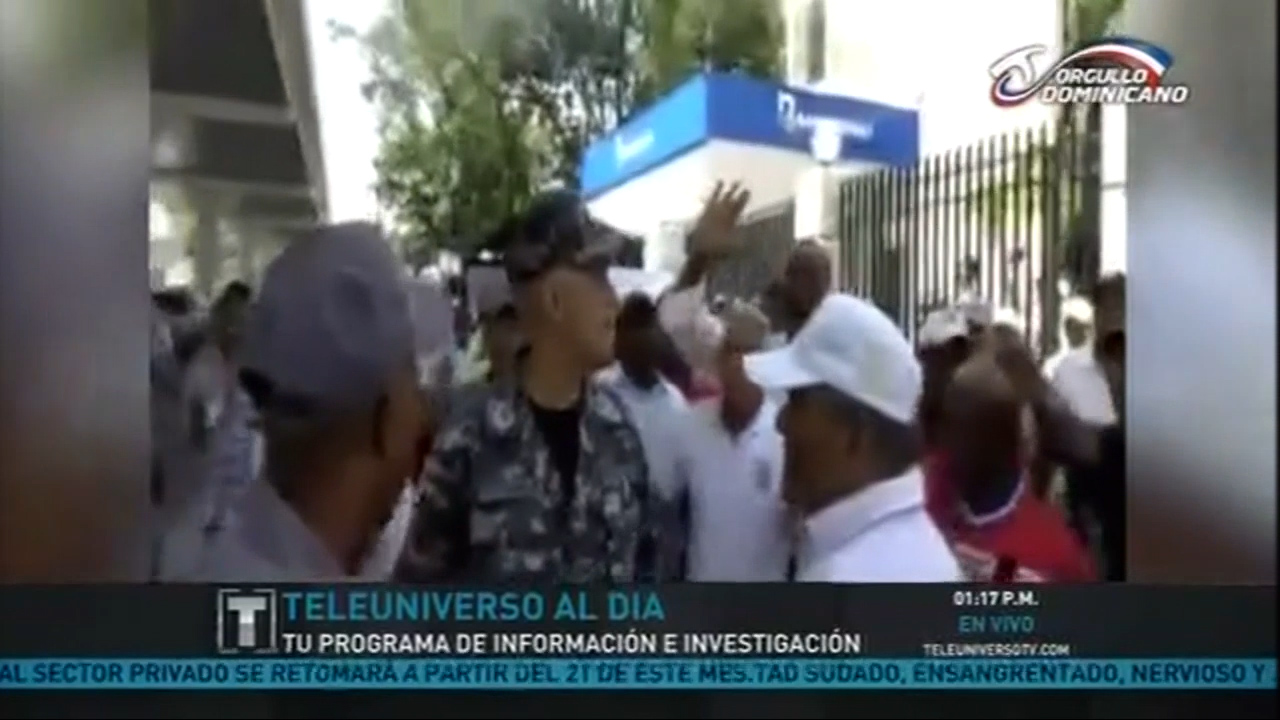 Policías Y Obreros De La Construcción Se Enfrentan En Santiago