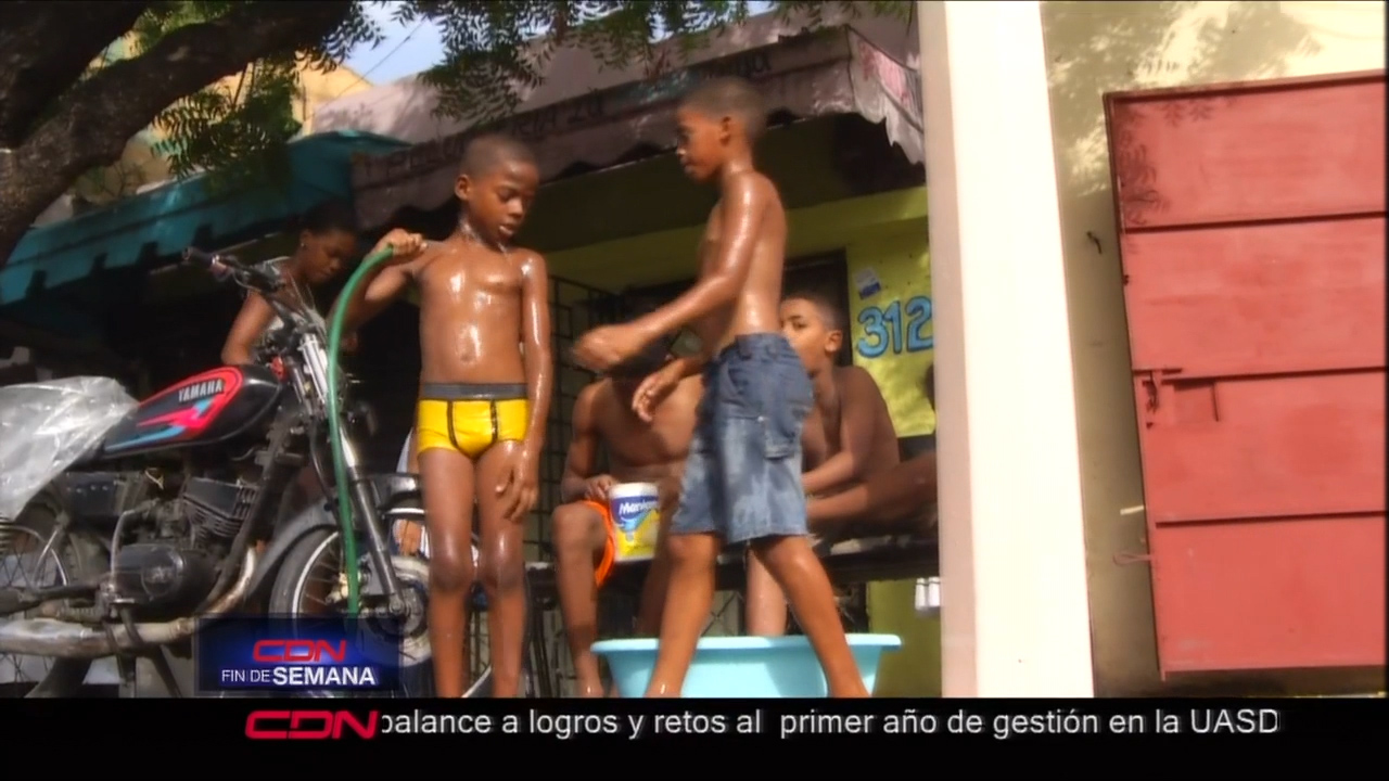 Desesperados Por El Calor Personas Se Las Ingenian Para Aliviar Las Altas Temperaturas