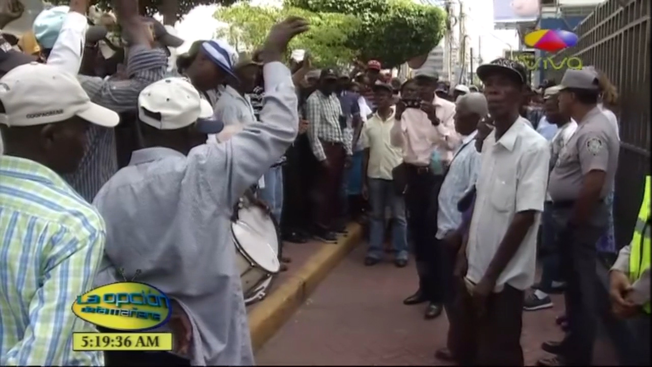 Miles De Trabajadores Cañeros Protestaron Frente Al Edificio De La Seguridad Social Por El Pago De Sus Pensiones