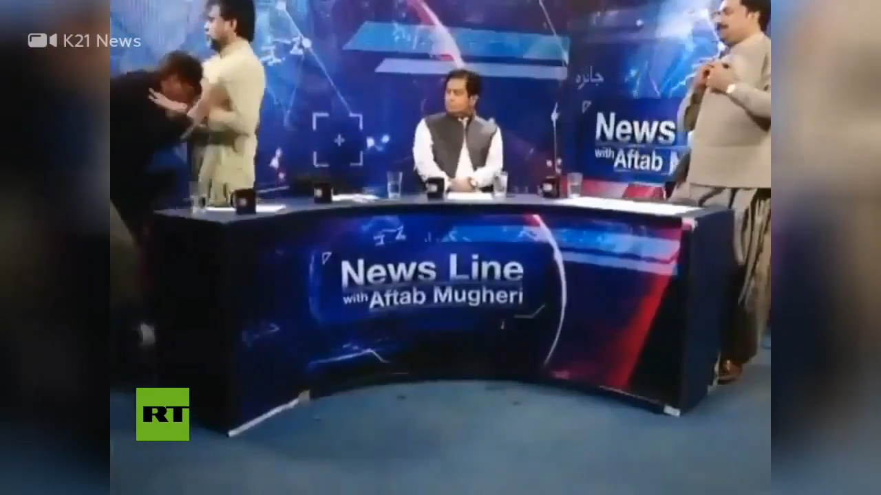 Un Político Y Un Periodista Pakistaníes Se Entran A Golpes En Plena Transmisión En Vivo
