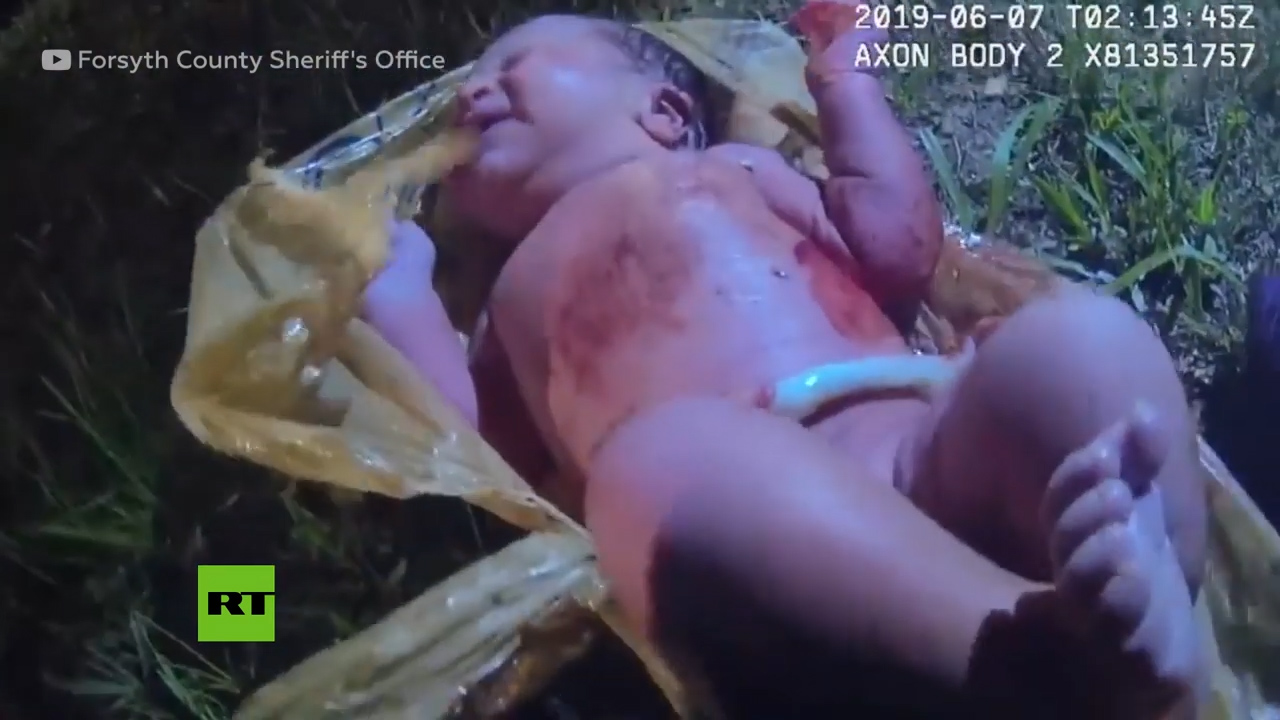 Encuentran A Una Recién Nacida Dentro De Una Bolsa Plástica Abandonada En Un Bosque De EE.UU.