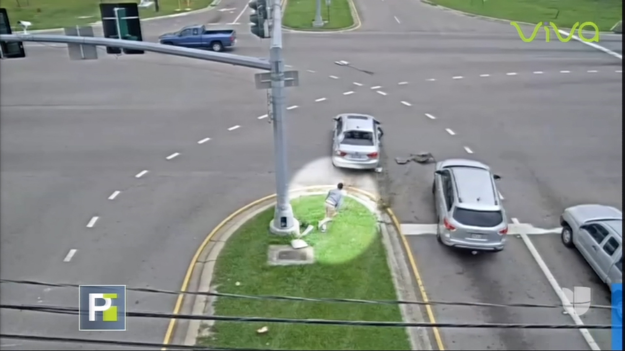 Como Película De Acción Fugitivo Se Lanza De Vehículo En Marcha