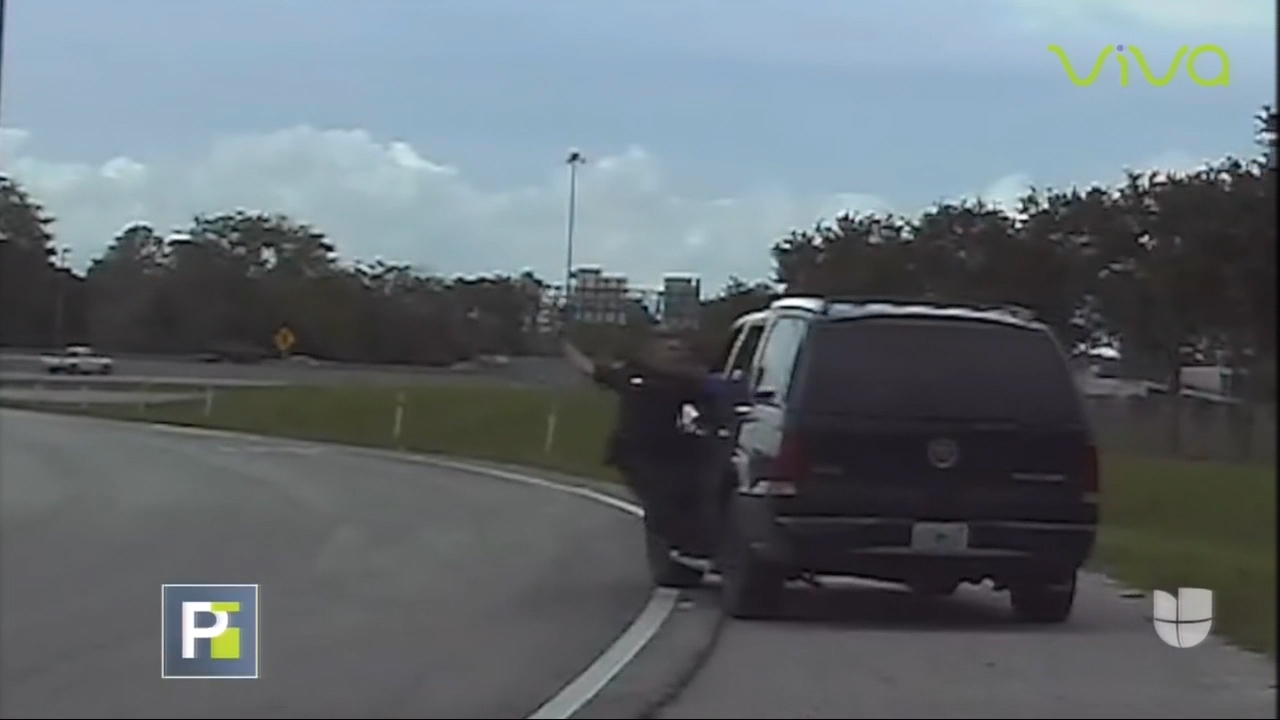 ¡INCREIBLE!  Hombre Se Lleva Policía Enganchado En La Carrocería