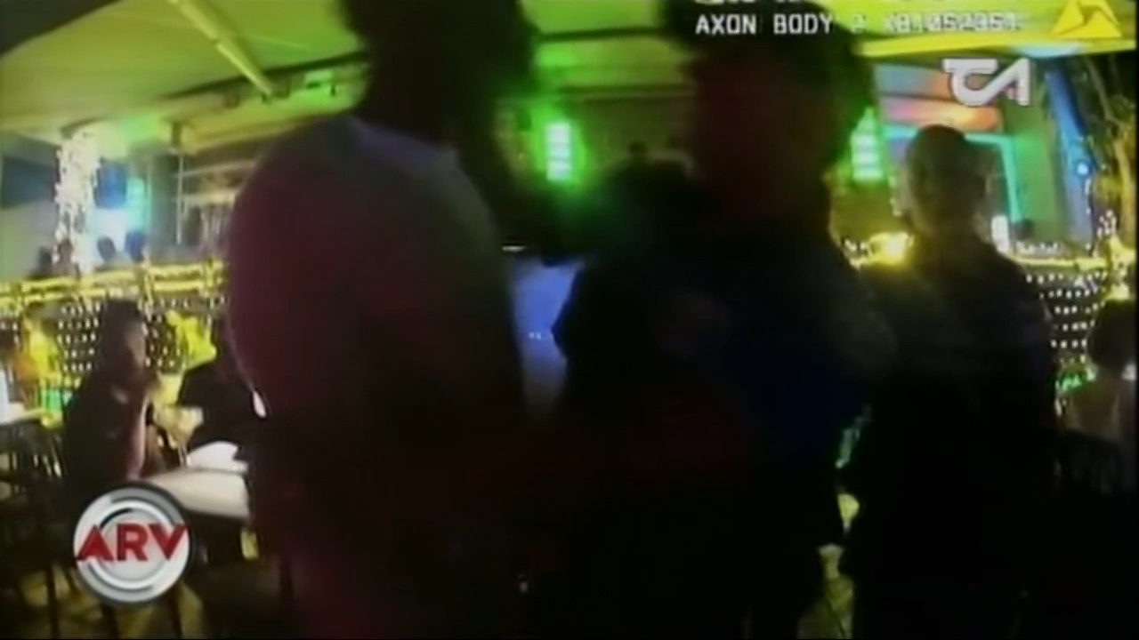 Tremenda Trompa Le Da Un Policia A Un Joven En EE.UU