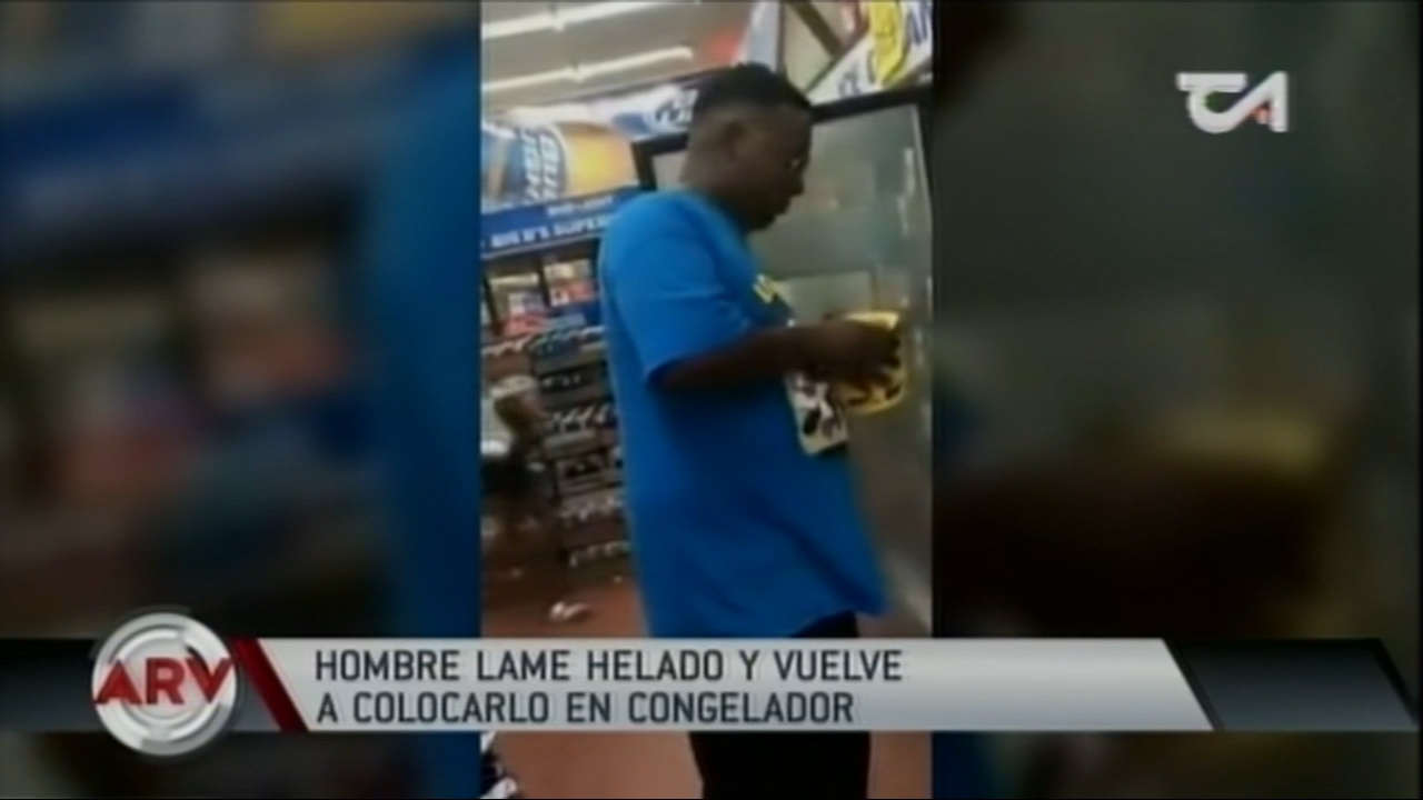Hombre Lame Helado Y Vuelve A Colocarlo En El Congelador