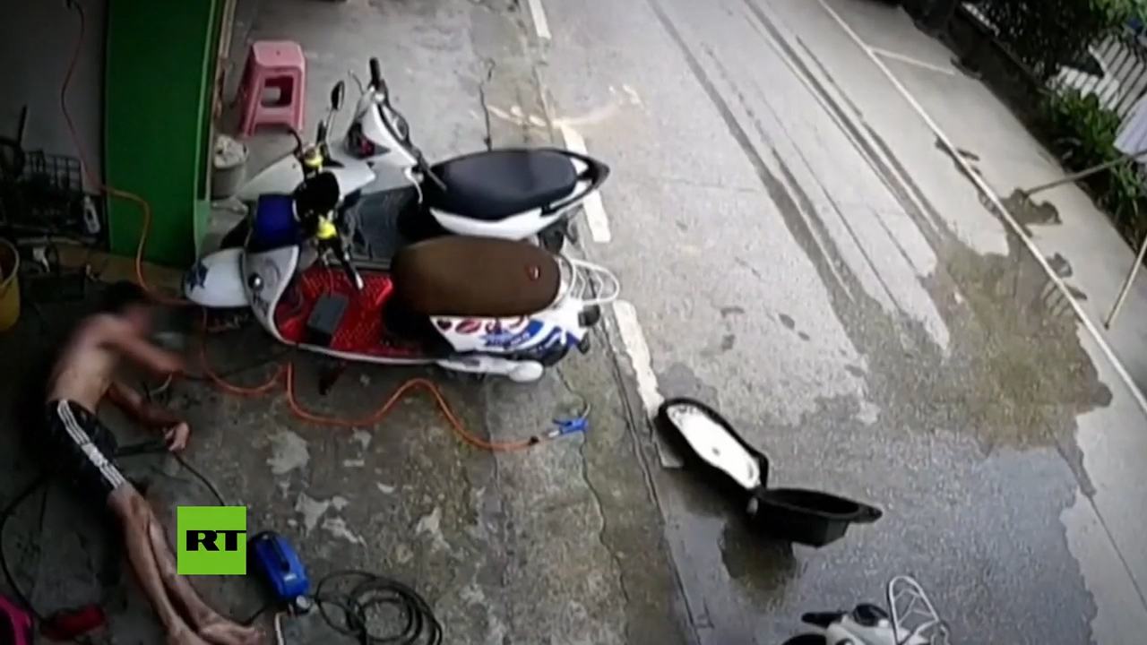 Intenta Lavar Su Moto Y Termina Retorcido Por Una ‘eterna’ Descarga Eléctrica