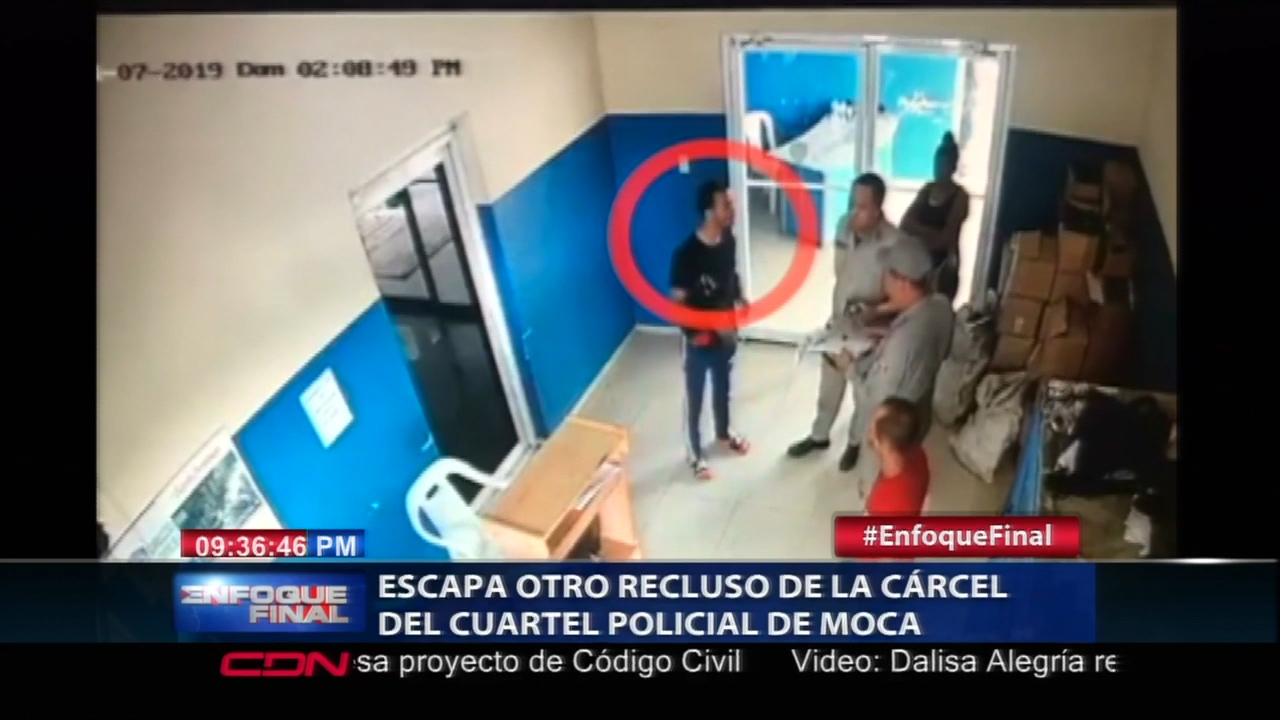 Captado En Cámara El Momento En Que En Una Distracción Un Reo De La Cárcel De Moca Escapa Por La Puerta