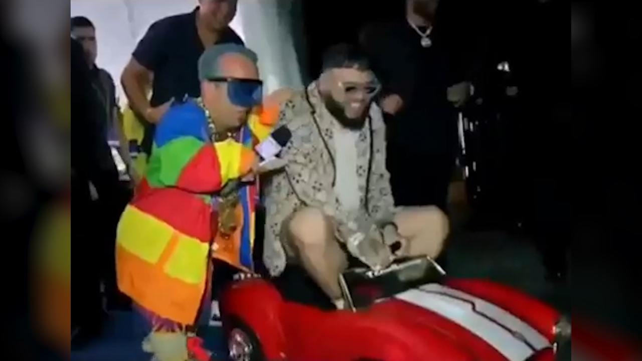 Así Disfruto Farruko Del Regalo De Carlitos De El Gordo Y La Flaca A La Salida De Los Premios Juventud