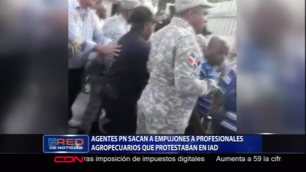 Agentes De La PN Sacan A Empujones A Profesionales Agropecuarios Que Protestaban En IAD