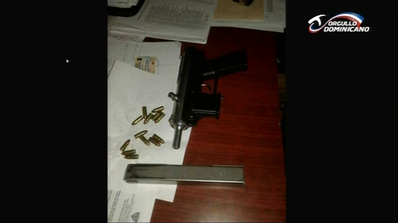 ¿De Quién Son Las Armas Que Portaba Un Empleado Del Ayuntamiento De Santiago Ejerciendo Sus Funciones En Nombre De La Alcaldía?