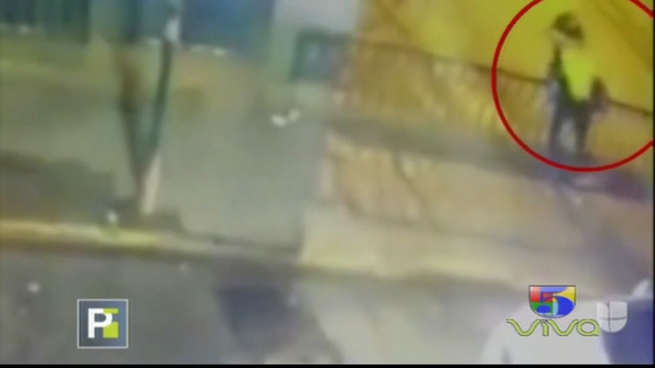 En Perú, Dos Jóvenes Se Disponían A Darse Un Beso En La Barandilla De Un Puente Y Ambos Cayeron A Una Autopista