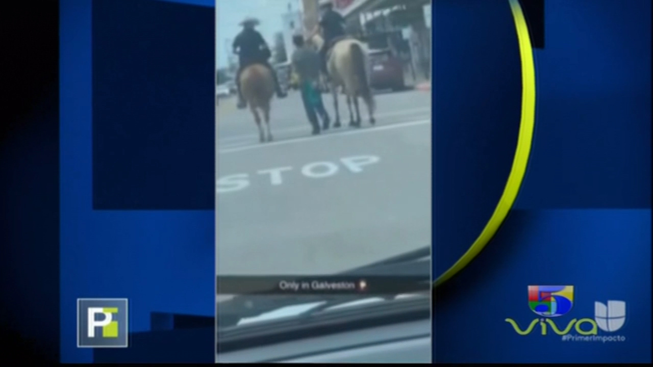 Dos Polícias A Caballo Fueron Grabados Mientras Llevaban Detenido A Un Afroamericano
