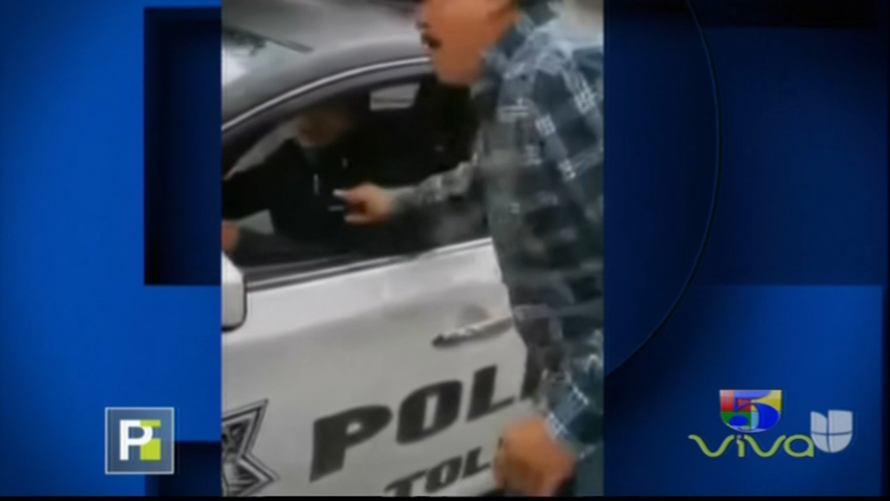 Momento En Que Unos Padres Enfrentan A Unos Patrulleros En México Por Implantarle Marihuana En El Vehículo De Su Hijo