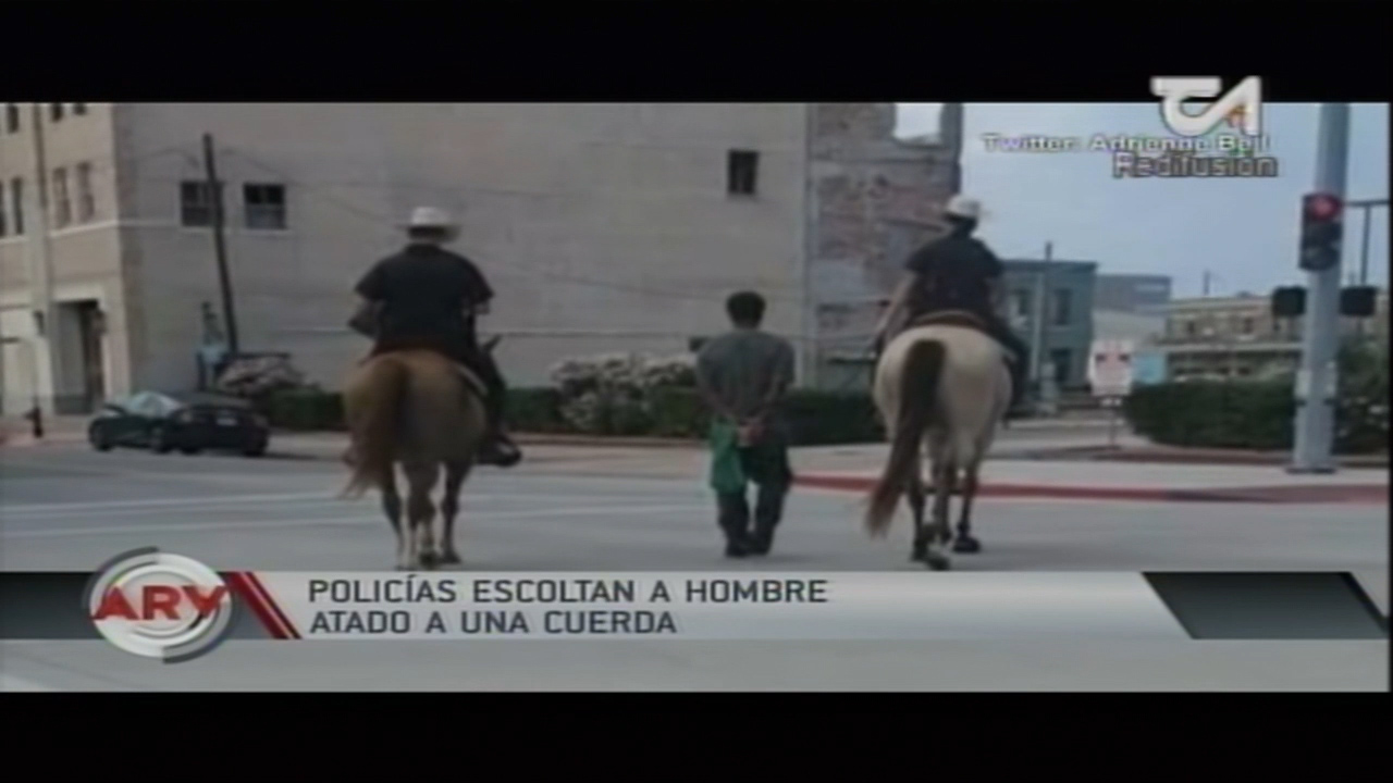 Policías Escoltan A Hombre Atado A Una Cuerda