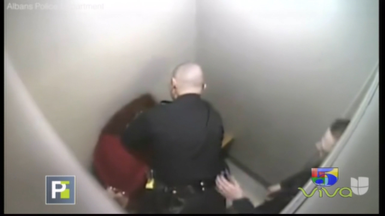 En Vermont, EE.UU. Agente De Policía Le Entra A Golpes A Una Joven Detenida