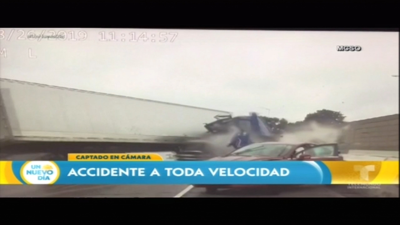 Camión Choca Con Grúa En Una Carretera De EE.UU