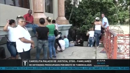 Parientes De Detenidos  En La Cárcel Del Palacio De Justicia De Santiago Preocupados Por Brote De Tuberculosis
