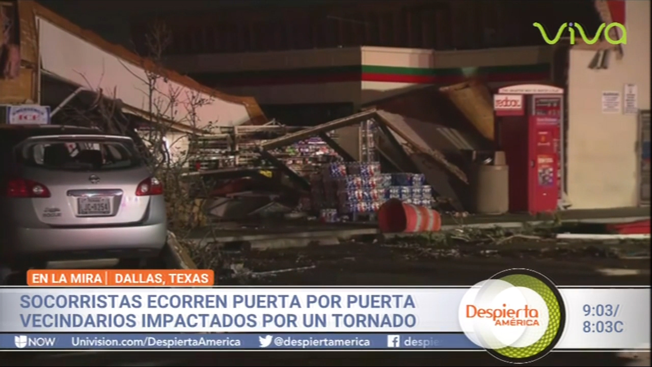 En Dallas, Texas Socorristas Recorren Puerta Por Puerta Los Vecindarios Que Fueron Impactados Por Un Tornado