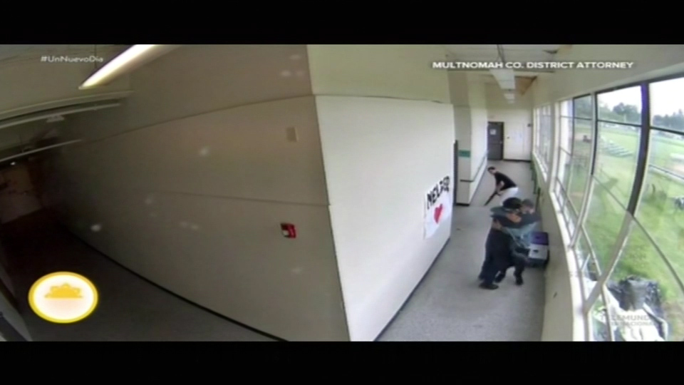 Imágenes De Maestro Que Con Un Abrazo Desarmo Un Estudiante