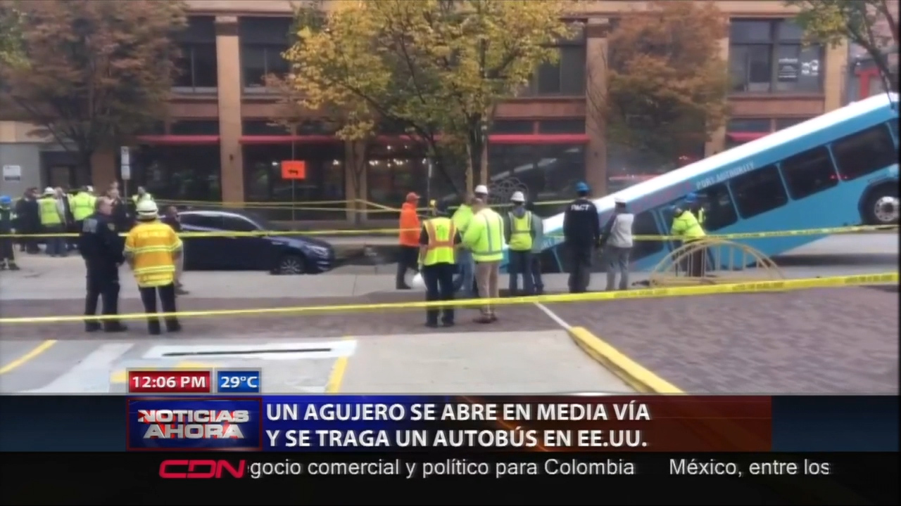 Un Agujero Se Abre En Media Vía Y Se Traga Un Autobús En EE.UU.