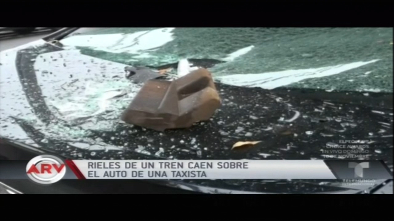 Rieles De Un Tren Caen Sobre El Vehículo De Una Taxista En New York