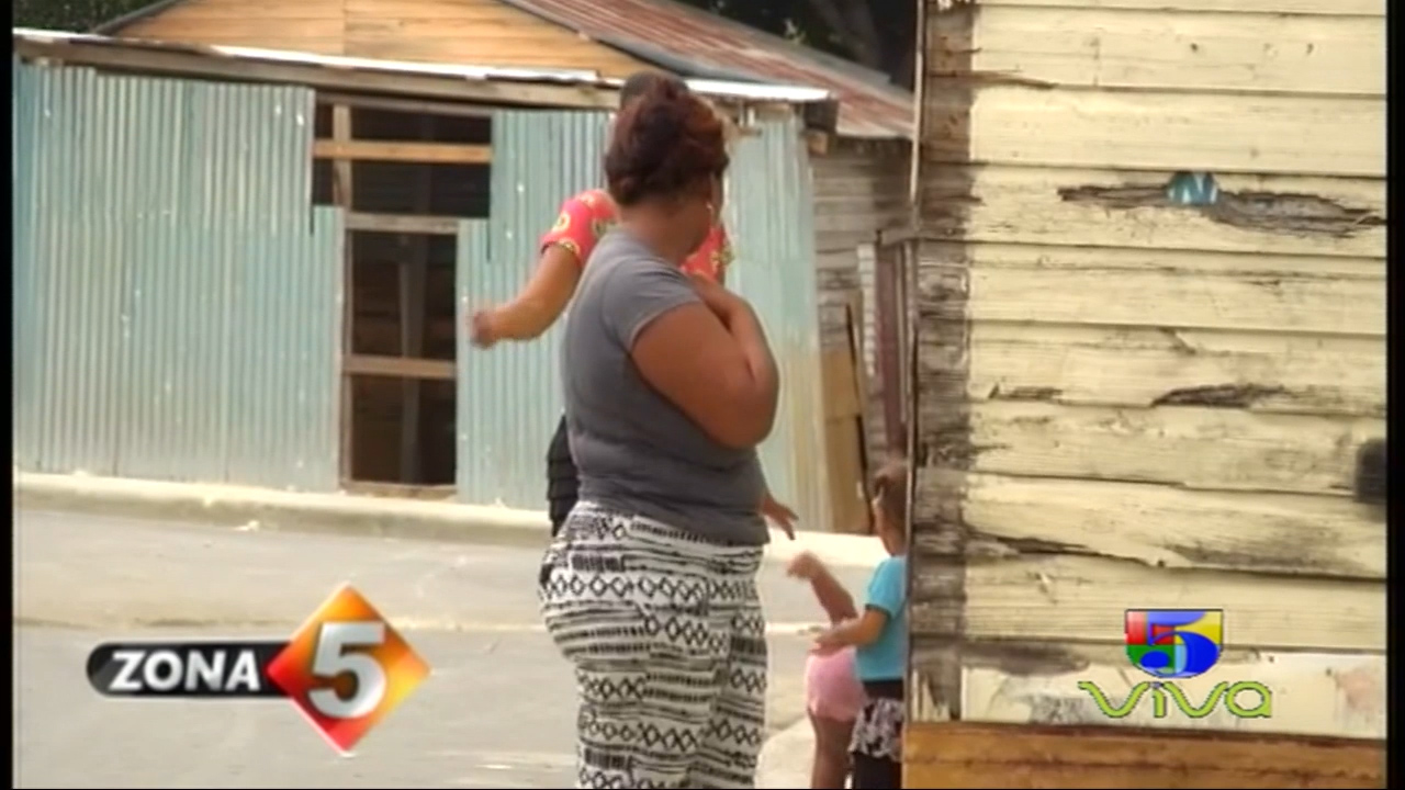 Entre Desechos Moradores De La Zurza En Espera De Lo Que Se Les Prometio Hace 14 Años