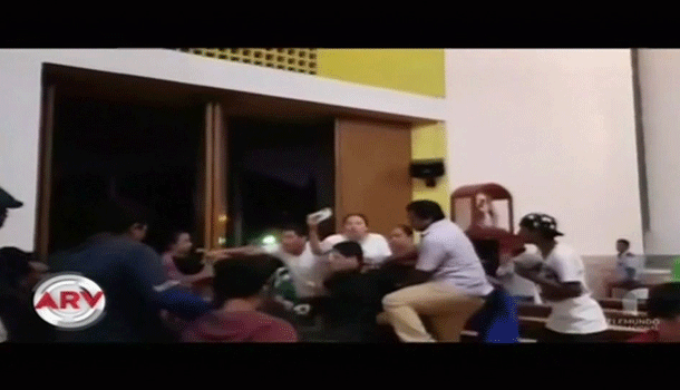 Le Entran A Un Sacerdote Y Una Monja En Una Iglesia De Nicaragua